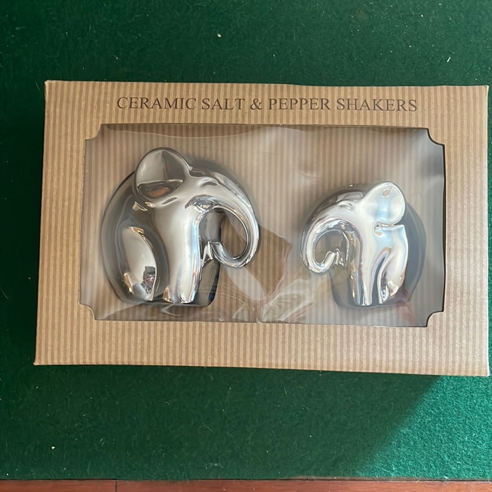 Silver elephant, salt & pepper shakers